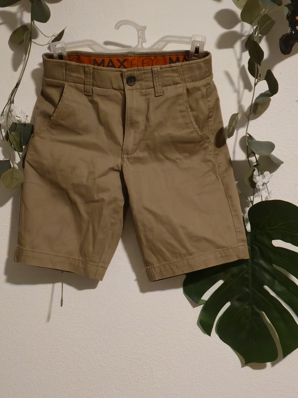 Urban Outfitters Men's Tan Flat-Front Chino Shorts